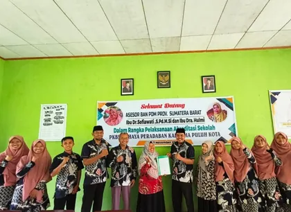 Dr. Sofiawati bersama pengelola PKBM di Kabupaten Lima Puluh Kota saat pelaksanaan akreditasi sekolah