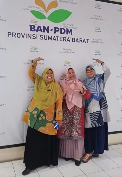 Dr. Sofiawati bersama dua rekan asesor berpose ceria di depan latar BAN-PDM Provinsi Sumatera Barat