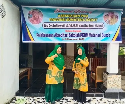 Dr. Sofiawati dan rekan asesor di bawah spanduk penyambutan Asesor BAN PDM Sumatera Barat untuk akreditasi PKBM Matahari Bundo