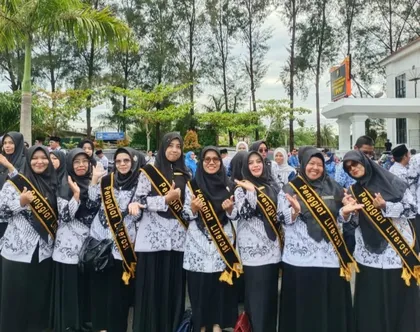 Dr. Sofiawati bersama para guru berselempang Penggiat Literasi berfoto bersama